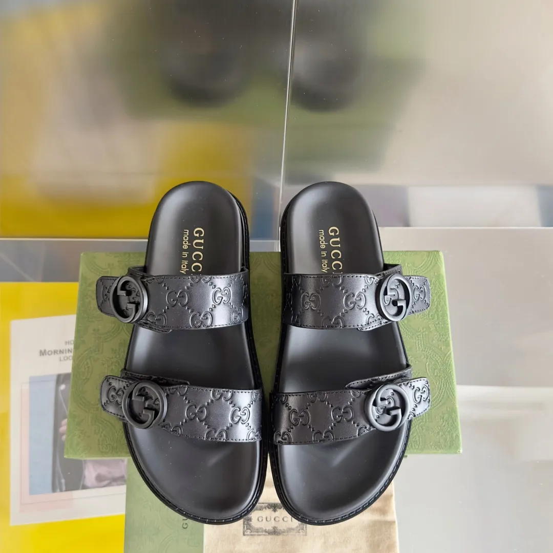 [G Home] Men's Men's Shoes💰: 300💰Size: 38-45 🆕2024Gucci Gucci Summer New Style Double G Presbyopia Flip-flops Cross Sandals Thick Sole Slippers Beach Shoes Original Purchase and Development Production G family's 2024 new summer dark horse items, fashion bloggers at home and abroad have put on the show, and it has become popular on social platforms at home and abroad. Fashionistas must pay for it, and they spend a lot of money to create ingenious craftsmanship and accurately restore every detail. Exquisite packaging at the delivery counter🛍📦 ▪️ Fabric: Original imported double G presbyopic leather ▪️ Lining: Original imported leather ▪️ Sole: Original open molded T men's shoes 💰U outsole ▪️ Bottom thickness: 3CM